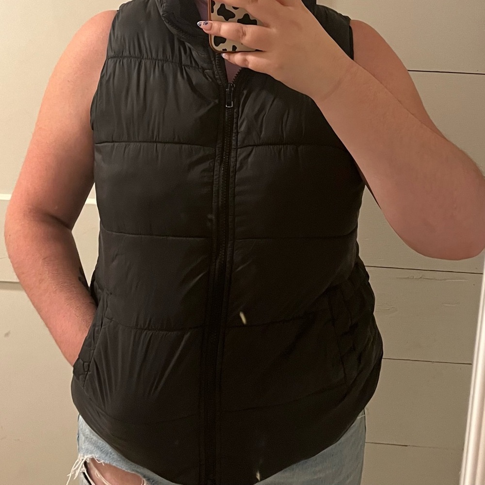Black Old Navy Puffer Vest